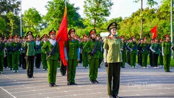 Ngắm nữ cảnh sát đặc nhiệm 'vượt nắng' rèn luyện phục vụ đại lễ 2/9