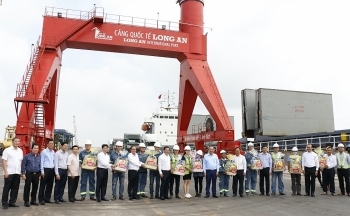 Phó Thủ tướng Trương Hòa Bình thăm lao động làm xuyên Tết tại Cảng quốc tế Long An