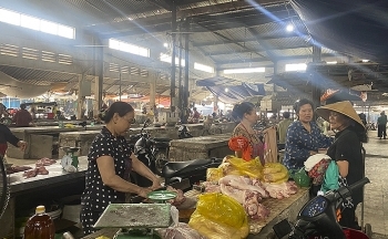 Nghệ An: Cảnh báo chủ quan, lơ là trước dịch Covid-19 tại các chợ dân sinh