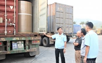 Cửa khẩu Lao Bảo: Phương tiện vận chuyển hàng hóa tăng đột biến