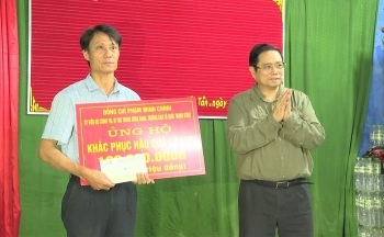 Trưởng ban Tổ chức Trung ương kiểm tra tình hình mưa lũ, tặng quà tại Quảng Bình