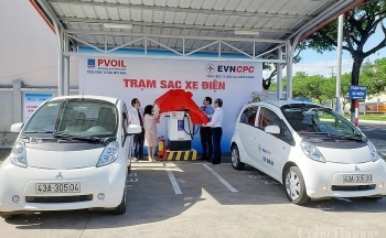 Bàn giao trạm sạc cho ô tô điện sử dụng năng lượng mặt trời