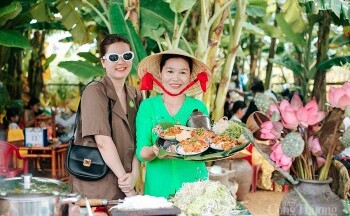Du khách thích thú với ngày hội mỳ Quảng