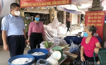 Hà Nội: Chợ truyền thống chỉ bán hàng thiết yếu