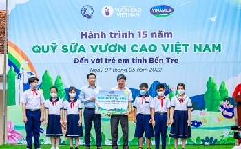 Quỹ sữa Vươn cao Việt Nam và Vinamilk trao tặng 1,9 triệu ly sữa cho 21.000 trẻ em năm 2022