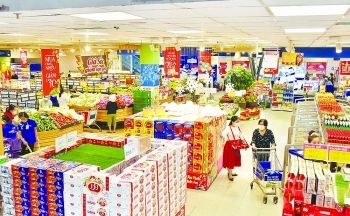 Hàng hoá dồi dào, sức mua chậm trong ngày mùng 3 Tết