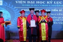 Chủ tịch HĐQT Gốm đất Việt nhận danh hiệu Tiến sĩ danh dự của Viện Đại học Kỷ lục thế giới