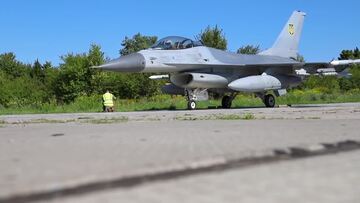 Tổng thống Zelensky và tiêm kích F-16 trong buổi lễ ở Ukraine