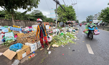 TP. Hồ Chí Minh: Rác thải bủa vây quanh chợ đầu mối Hóc Môn