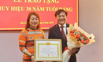 Giám đốc Sở Công Thương Gia Lai vinh dự nhận Huy hiệu 30 năm tuổi Đảng