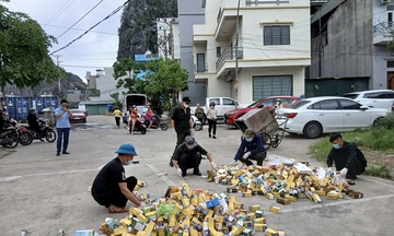 Quảng Ninh: Hàng ngàn hộp thực phẩm chức năng bị bỏ tại điểm tập kết rác 
