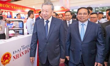Tổng Bí thư Tô Lâm tham quan các gian trưng bày tại Hội báo toàn quốc 2025