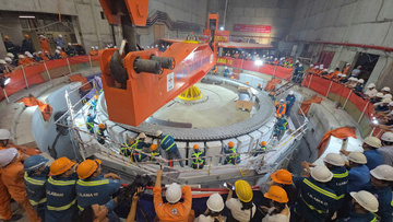 Hạ đặt thành công Rotor 585 tấn Nhà máy thủy điện Hòa Bình mở rộng