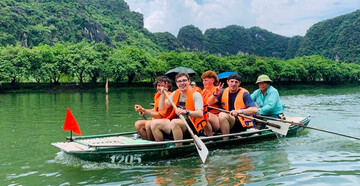 Infographic | 10,7 triệu lượt khách quốc tế đến Việt Nam trong 6 tháng