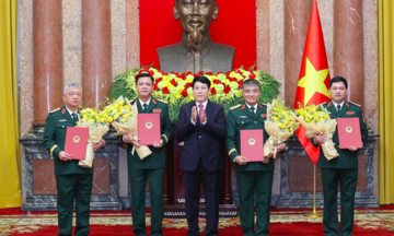 Chủ tịch nước Lương Cường trao quyết định thăng quân hàm cho sỹ quan quân đội, công an