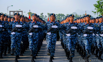 Phía sau những bước chân tự hào