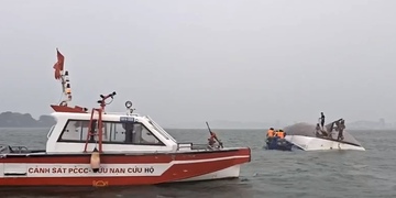 Quảng Ninh: Khẩn trương cứu tàu khách bị lật trên vịnh Hạ Long