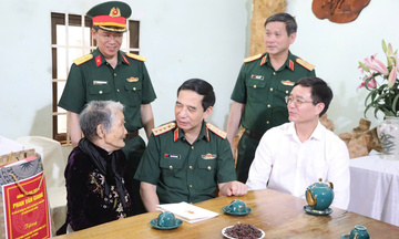 Đại tướng Phan Văn Giang tặng quà gia đình chính sách ở Tây Nguyên