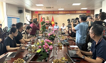 Họp báo vụ lật tàu du lịch tại vịnh Hạ Long: Tiếp tục tìm kiếm 4 người mất tích