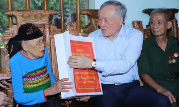 Phó Thủ tướng Thường trực Chính phủ Nguyễn Hòa Bình thăm, tặng quà gia đình chính sách tại tỉnh Thanh Hóa