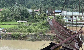 Điện Biên: Cầu treo Pa Thơm lật nghiêng, xe bán tải rơi xuống sông