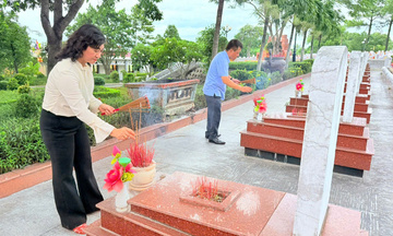 Đoàn công tác Bộ Công Thương  dâng hương tưởng nhớ các anh hùng dân tộc 