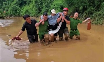 Nghệ An: Công an vượt lũ đưa thai phụ đang chuyển dạ đến trung tâm y tế