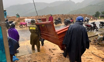 Nghệ An: Xuyên đêm di dời dân và tài sản vùng rốn lũ Mường Xén