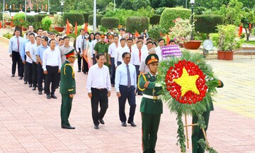 Phó Thủ tướng Bùi Thanh Sơn dâng hương tưởng niệm anh hùng liệt sĩ tại Khánh Hòa