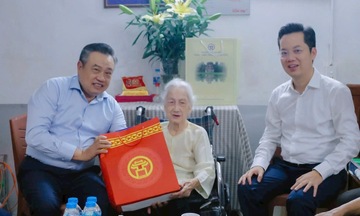 Chủ tịch UBND TP. Hà Nội Trần Sỹ Thanh thăm, tặng quà người có công 
