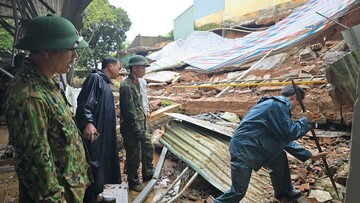 Gia Lai: Bộ đội hỗ trợ dân khắc phục sự cố sập tường sau mưa bão 