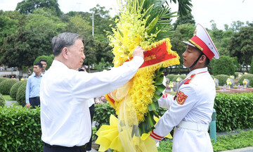Tổng Bí thư Tô Lâm dâng hương tưởng niệm các anh hùng, liệt sỹ và thăm các gia đình chính sách