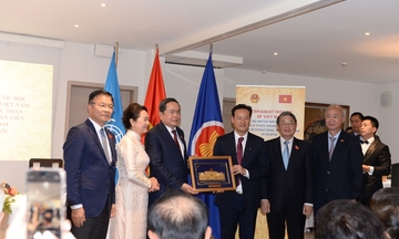 Chủ tịch Quốc hội thăm các cơ quan đại diện và kiều bào tại Thụy Sĩ