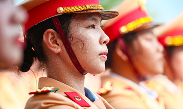 Nắng thao trường luyện 