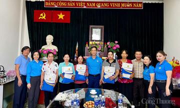 Công đoàn Công Thương  trao quà tri ân gia đình liệt sĩ tại Công ty Phú Lâm