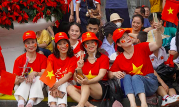 Hà Nội: Hàng ngàn người trong sắc đỏ chờ xem diễu binh, diễu hành
