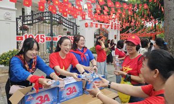 Liên Minh OK VIP Giải Trí Cá Cược World Cup 2026 trao tận tay hàng nghìn chai nước tặng người dân