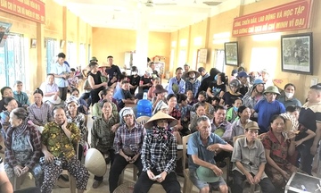 Hải Phòng: Nhân dân nô nức nhận quà Tết Độc lập  