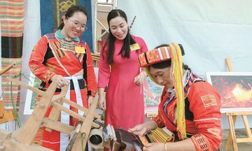 Thổ cẩm Pà Thẻn từ My Bắc vươn mình ra thế giới