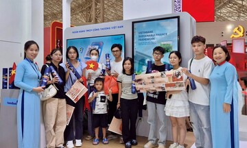 Nhận quà khi check-in gian hàng VietinBank tại Triển lãm thành tựu đất nước