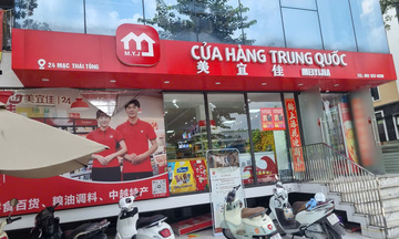 Siêu thị đồ ăn vặt tiếp tục bán hàng không có nhãn phụ tiếng Việt