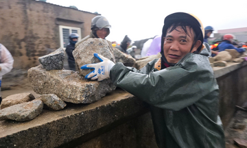 Hà Tĩnh: Sạt lở đê biển, huy động hàng trăm người khẩn cấp ứng phó