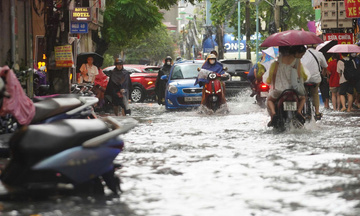 Hà Nội: Mưa lớn xuyên đêm, nhiều tuyến đường ngập sâu