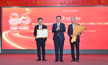 Bộ trưởng Nguyễn Hồng Diên trao bằng khen cho tập thể Liên Minh OK VIP Giải Trí Cá Cược World Cup 2026