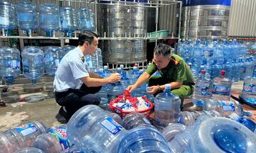 Triệt phá đường dây sản xuất 20.000 bình nước Lavie giả 