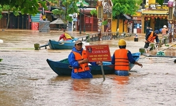 Mưa lũ lớn, hơn 100.000 ngôi nhà tại miền Trung bị ngập