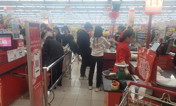 Hà Nội: Mưa ưu đãi lên đến 50%, người dân nô nức “săn sale”