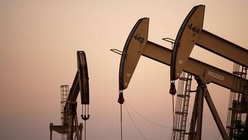 Giá dầu tăng trở lại khi OPEC+ tạm dừng 'nới' sản lượng