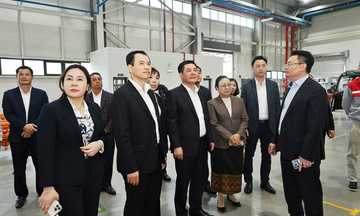 Chùm ảnh: Bộ trưởng Bộ Công Thương Việt  Nam và Lào thăm, làm việc tại Nhà máy ô tô Thành Công Việt Hưng
