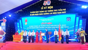 Hải Phòng: Trường THCS Trần Phú đón Huân chương Lao động hạng Nhất 